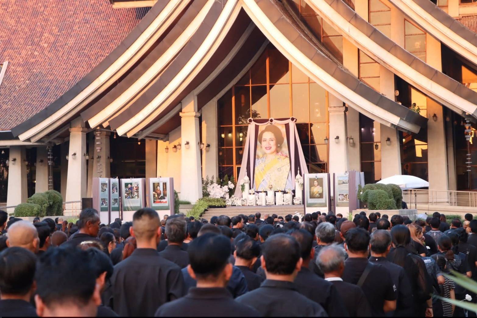 title - ผู้อำนวยการศูนย์ส่งเสริมและพัฒนาอาชีพเสริมนอกภาคการเกษตร ร่วมกิจกรรมแสดงความอาลัยและแสดงความจงรักภักดีสมเด็จพระนางเจ้าสิริกิต์ พระบรมราชินีนาถ พระบรมราชชนนีพันปีหลวง โครงการหนึ่งความดี ล้านความรัก ภูมิใจพรรคพระพันปีหลวง ณ ศาลาพระมิ่งขวัญ ศูนย์ส่งเสริมและพัฒนาอาชีพเสริมนอกภาคการเกษตร (ศูนย์ศิลปาชีพบางไทรฯ (เดิม))